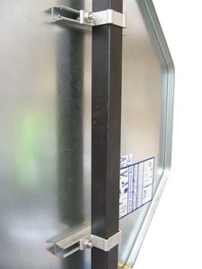 Attache pour panneau de signalisation